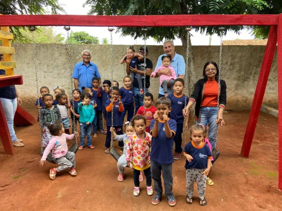 Prefeito Beto Pinto entrega quase 200 kits de mesas e cadeiras escolares durante visita a Itupeva