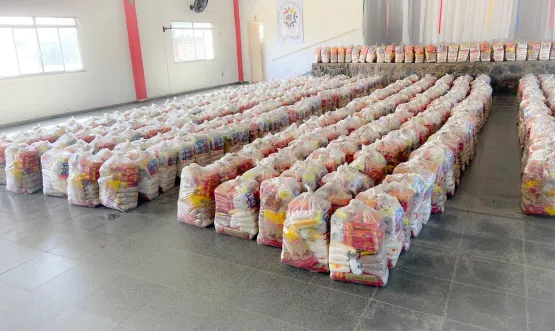 Prefeitura de Nova Viçosa distribui cestas básicas para pescadores e marisqueiras
