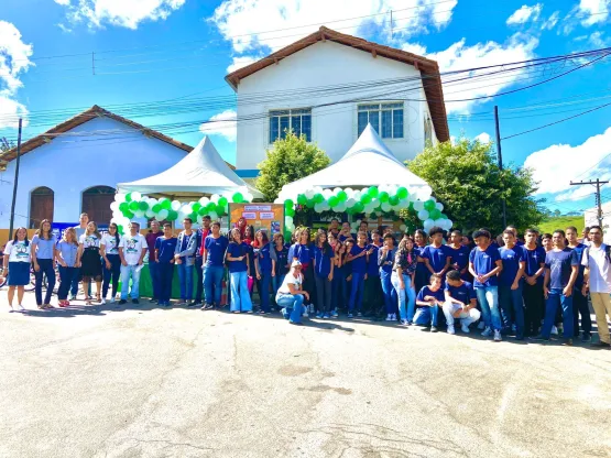 Prefeitura de Medeiros Neto entrega de mudas nativas e faz sorteio de bicicletas entre estudantes no Dia do Meio Ambiente