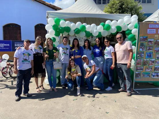 Prefeitura de Medeiros Neto entrega de mudas nativas e faz sorteio de bicicletas entre estudantes no Dia do Meio Ambiente