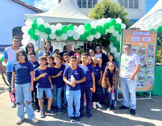 Prefeitura de Medeiros Neto entrega de mudas nativas e faz sorteio de bicicletas entre estudantes no Dia do Meio Ambiente