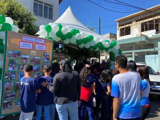 Prefeitura de Medeiros Neto entrega de mudas nativas e faz sorteio de bicicletas entre estudantes no Dia do Meio Ambiente