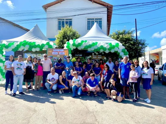 Prefeitura de Medeiros Neto entrega de mudas nativas e faz sorteio de bicicletas entre estudantes no Dia do Meio Ambiente