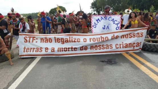 Grupos indígenas fecham a BR 101 entre Itabela e Itamaraju em protesto contra aprovação do marco temporal 