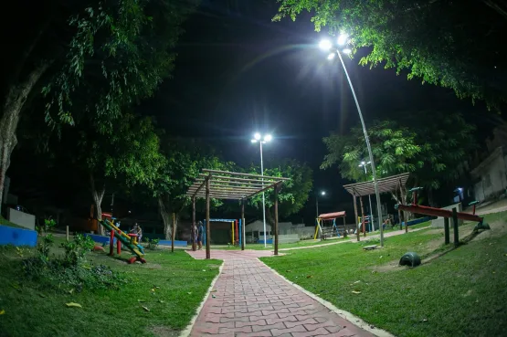 Prefeitura instala luminárias de LED em praça de Teixeira de Freitas