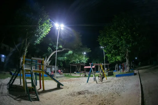 Prefeitura instala luminárias de LED em praça de Teixeira de Freitas