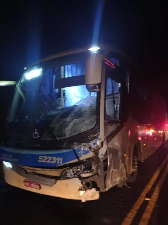 Três pessoas morrem após colisão de ambulância com ônibus no interior da Bahia