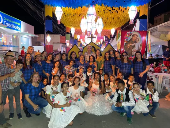 Sucesso: Prefeitura de Medeiros Neto realiza desfile junino no início do 35º Arraiá do Água Fria