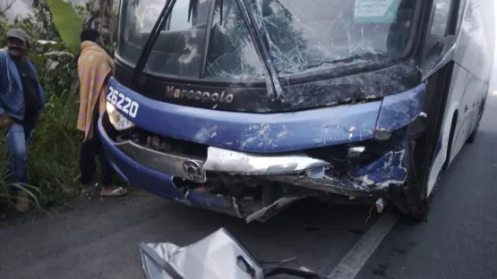 Seis pessoas morrem em acidente entre ônibus da Águia Branca e carro de passeio na BR 101 no sul da Bahia
