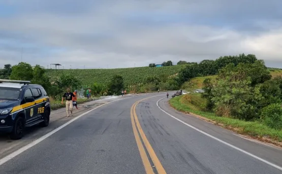 Motorista fica gravemente ferido após carreta carregada de pó de minério tombar na BR 101 em Teixeira de Freitas