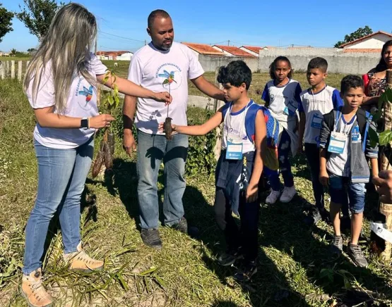Prefeitura de Teixeira de Freitas realiza plantio de mudas nativas em nascente junto com alunos de Teixeira de Freitas