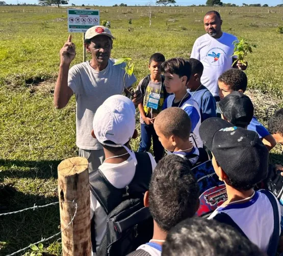 Prefeitura de Teixeira de Freitas realiza plantio de mudas nativas em nascente junto com alunos de Teixeira de Freitas