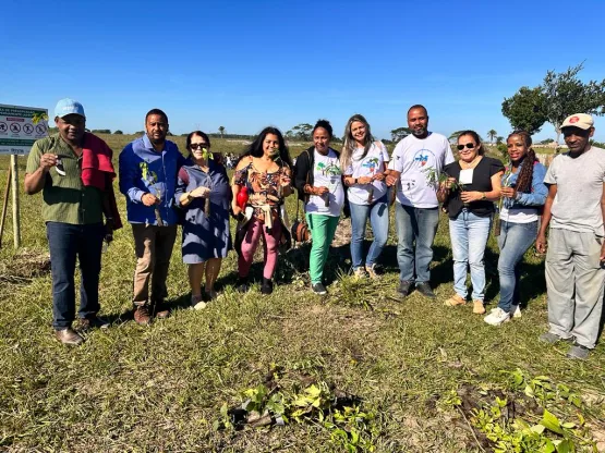 Prefeitura de Teixeira de Freitas realiza plantio de mudas nativas em nascente junto com alunos de Teixeira de Freitas