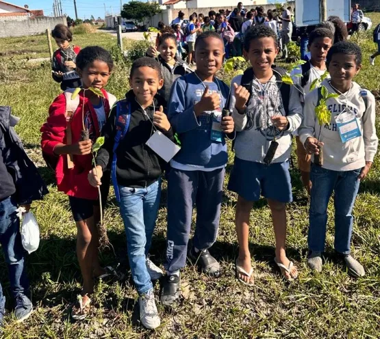 Prefeitura de Teixeira de Freitas realiza plantio de mudas nativas em nascente junto com alunos de Teixeira de Freitas
