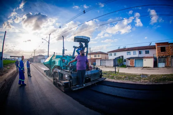 Prefeitura de Teixeira de Freitas avança com pavimentação da rua México
