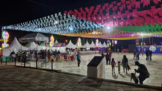 Prefeitura de Medeiros Neto ornamenta o 35º Arraiá do Chapéu Véi. Confira a programação completa. 