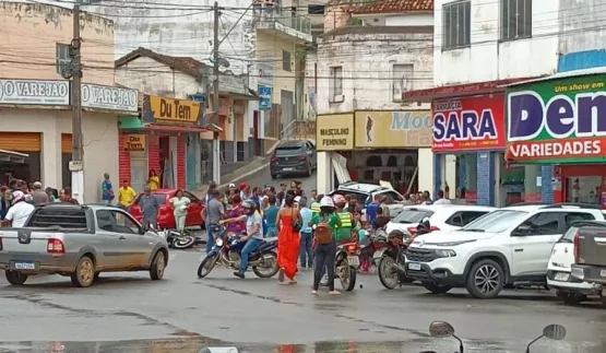 Ex-prefeito se envolve em acidente com motociclista na Praça Sete em Medeiros Neto