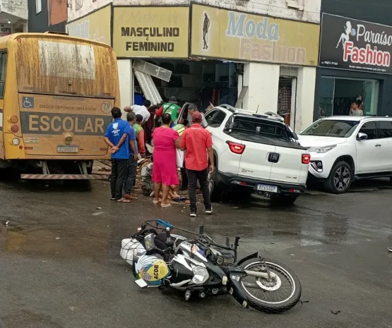 Ex-prefeito se envolve em acidente com motociclista na Praça Sete em Medeiros Neto