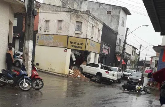 Ex-prefeito se envolve em acidente com motociclista na Praça Sete em Medeiros Neto