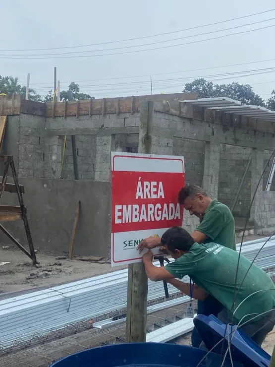 Policiais da CIPPA e fscais do meio ambiente embrgam obra em Santa Cruz de Cabrália