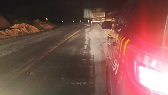 Vídeos -Caminhoneiro morre carbonizado em acidente entre duas carretas na BR 101 em Itamaraju