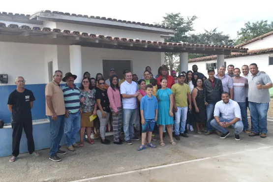 Moradores comemoram a instalação do Consultório odontológico em Posto Pantera, distrito de Lajedão