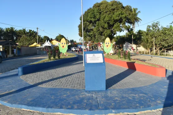 Prefeita Luciana machado inaugura praça e calçamento na comunidade quilombola de Cândido Mariano