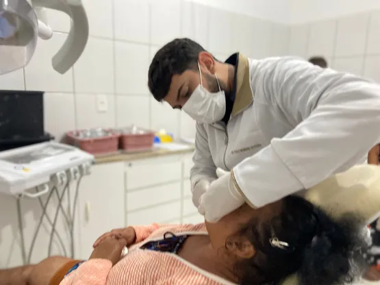 Medeiros Sorridente: Prefeitura atende população realizando moldes de próteses dentárias