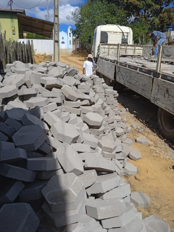 Prefeitura de Medeiros Neto prepara para calçamento em Água Limpa; a obra começa nos próximos dias