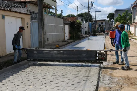 Teixeira - Prefeitura prossegue com pavimentação de  rua no bairro Jardim Caraípe