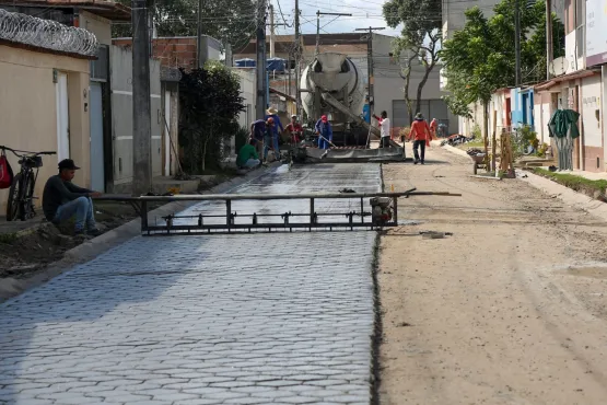 Teixeira - Prefeitura prossegue com pavimentação de  rua no bairro Jardim Caraípe
