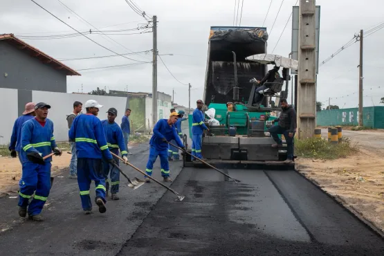  Prefeitura de Teixeira de Freitas continua pavimentação de ruas no bairro Bonadiman 