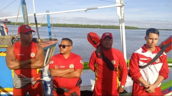 Homens do Corpo de Bombeiros de Teixeira de Freitas procuram por vítima desaparecida no mar de Caravelas