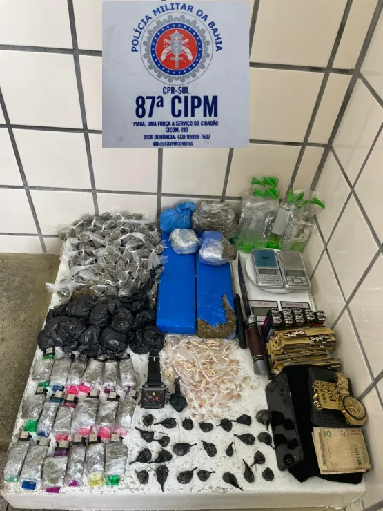 Grande quantidade de drogas e materiais do tráfico são apreendidos pela PM durante operação em Teixeira de Freitas