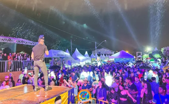 Apesar da chuva, Ciel Rodrigues atrai multidão para circuito da festa em Lajedão