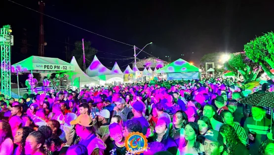 Apesar da chuva, Ciel Rodrigues atrai multidão para circuito da festa em Lajedão