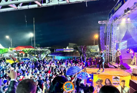 Apesar da chuva, Ciel Rodrigues atrai multidão para circuito da festa em Lajedão