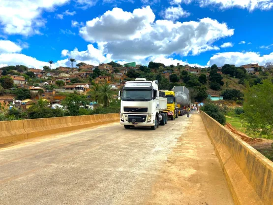 Desenvolvimento: ponte do Anel Viário de Medeiros Neto recebe operação de transporte de estator de energia