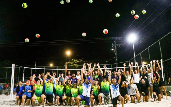 Esporte Educacional: Projeto da Prefeitura oferece aulas de vôlei na Praça Padre Apparecido