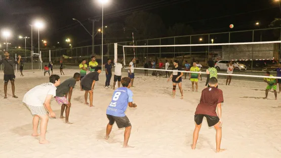 Esporte Educacional: Projeto da Prefeitura oferece aulas de vôlei na Praça Padre Apparecido