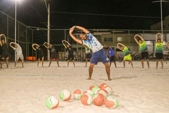 Esporte Educacional: Projeto da Prefeitura oferece aulas de vôlei na Praça Padre Apparecido