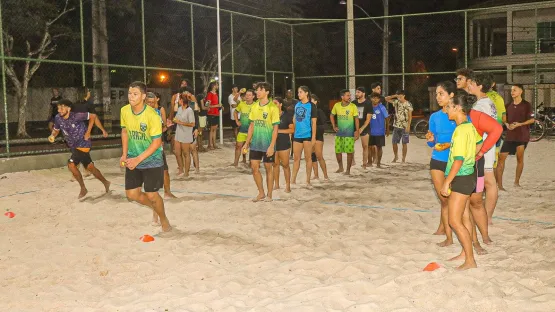 Esporte Educacional: Projeto da Prefeitura oferece aulas de vôlei na Praça Padre Apparecido