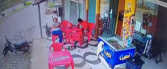 Vídeos mostram momento que filho de vereadora e amigo são baleados em Itamaraju