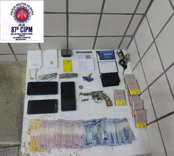 Em ocorrências nesta segunda-feira em Teixeira de Freitas PM prende quatro suspeitos e apreende drogas, armas e produtos de roubo