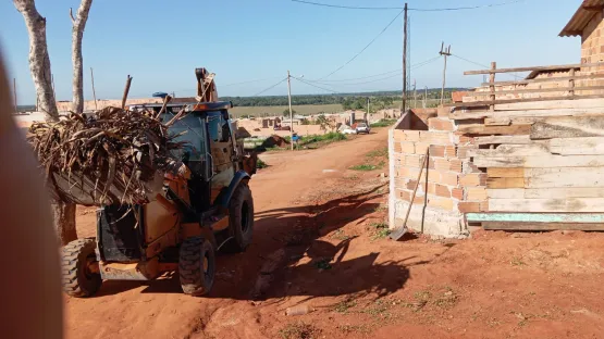 Prefeitura inicia coleta de entulho em bairros de Teixeira de Freitas