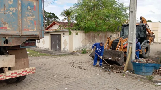 Prefeitura inicia coleta de entulho em bairros de Teixeira de Freitas