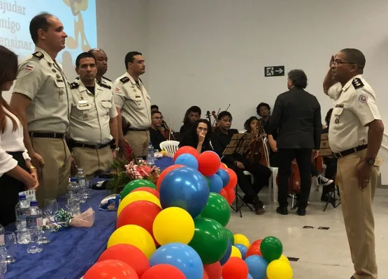 Coronel Paraiíso, comandante da CPR/ES prestigia cerimônia de formatura do PROERD em Teixeira de Freitas 