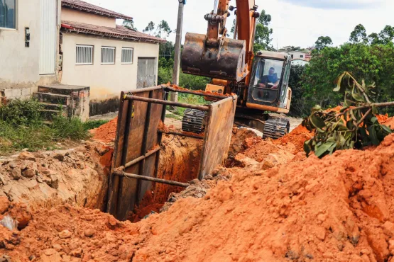 Prefeitura de Teixeira de Freitas avança nas obras de drenagem no bairro Kaikan