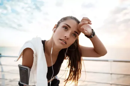 Cuidados com cabelo e pele: antes, durante e depois do treino