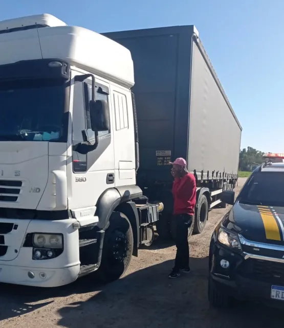 Emocionado, caminhoneiro agradece ação da PRF que culminou na recuperação do seu caminhão que havia sido tomado de assalto  em Teixeira de Freitas